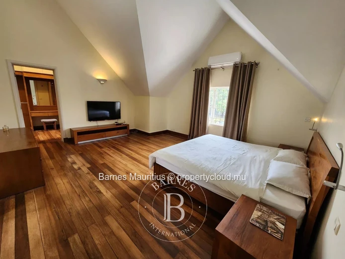 QUATRE BORNES - Maison et bureau jumelés à vendre - 450 m²