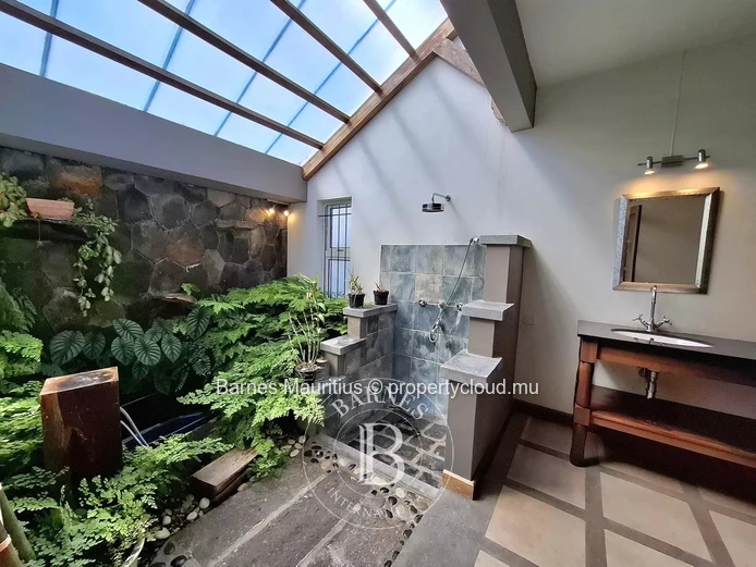 FLOREAL - Versatile Family Home or Office Space with Studio - 420 m²