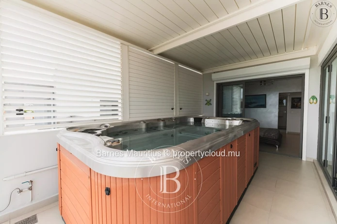 TAMARIN. Spacious Penthouse with Sea View, 3 Bedrooms
