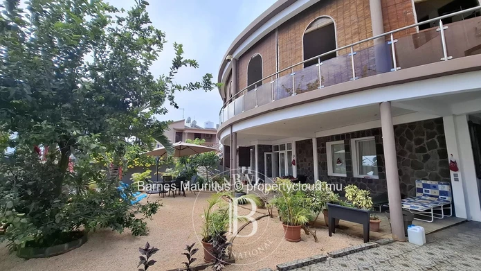 FLIC EN FLAC - Family Home in Two Parts - 7 Bedrooms