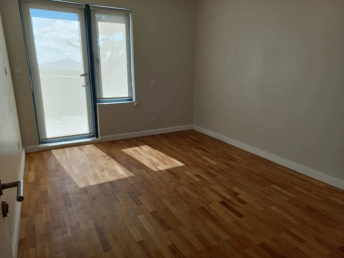 FLOREAL - Conveniently Located 4-Bedroom Apartment with Mountain Views