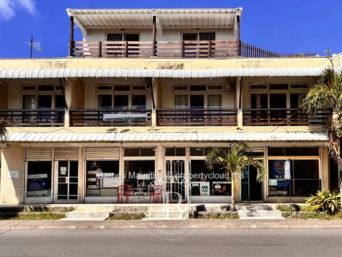 MAHEBOURG - Commercial space - 934 m²