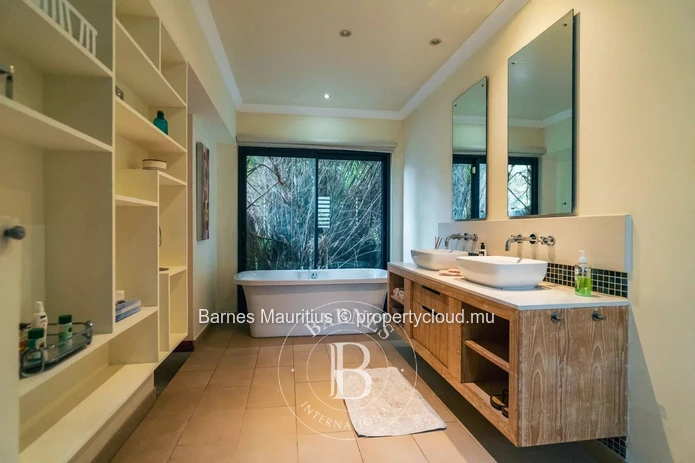 RIVIERE NOIRE - Serene villa with swimming pool - 4 bedrooms