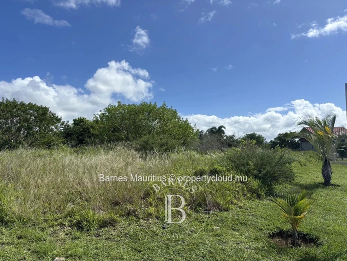 BEAU VALLON - Residential corner plot - 1057.88 m²