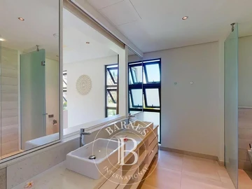 5 Bedroom Villa