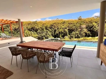 6 Bedroom Villa