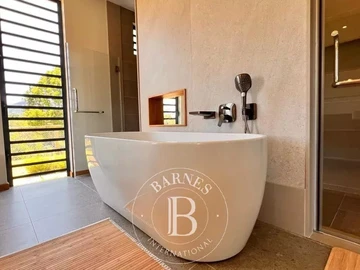 6 Bedroom Villa