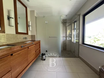 5 Bedroom Villa