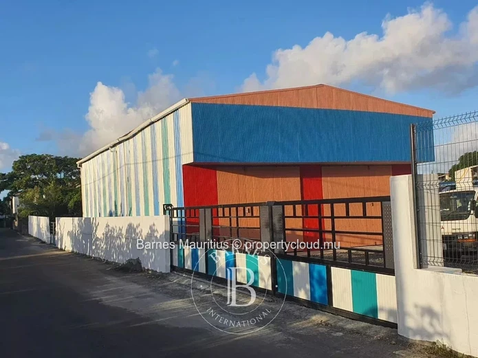 FLACQ – Entrepôt polyvalent – 250 m²