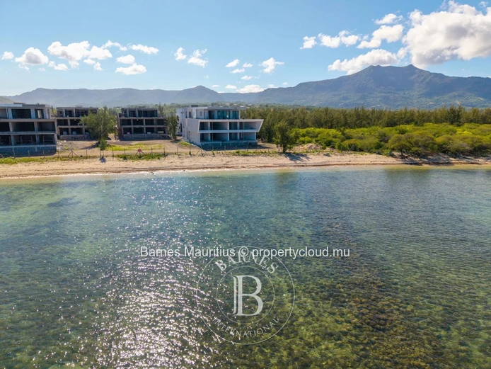 BLACK RIVER - Beachfront Apartment with Sea Views - 3 Bedrooms