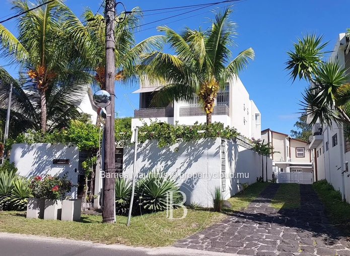 POINTE D'ESNY - Comfortable Duplex Close to Beach Access - 3 Bedrooms.