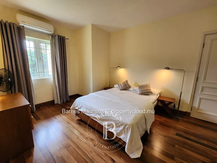 QUATRE BORNES - Maison et bureau jumelés à vendre - 450 m²