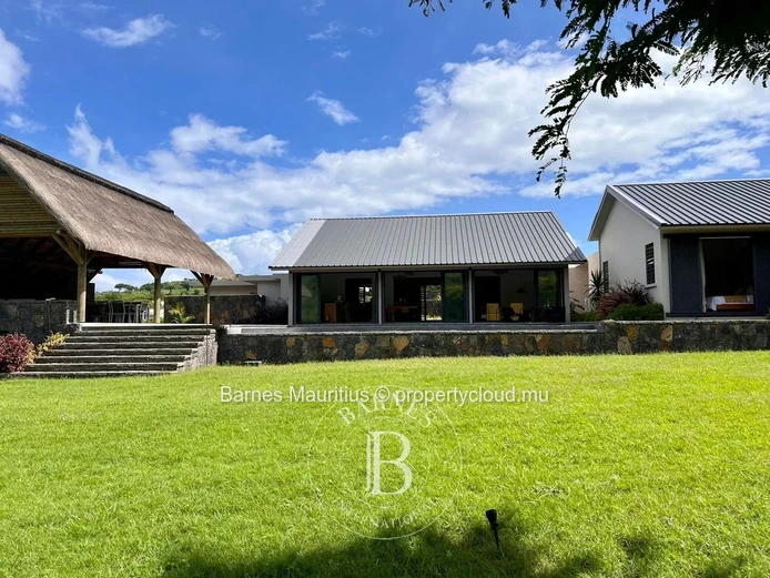 PETITE RIVIÈRE NOIRE – Single-storey villa nestled in nature – 4 bedrooms