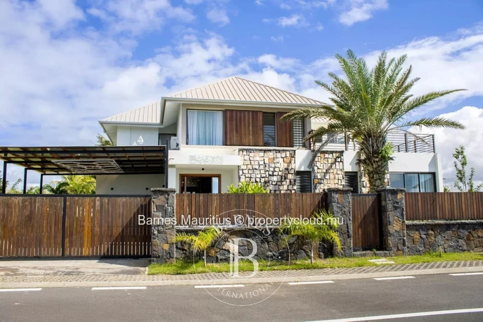 BEAU VALLON – Contemporary home with independent apartment – 5 bedrooms