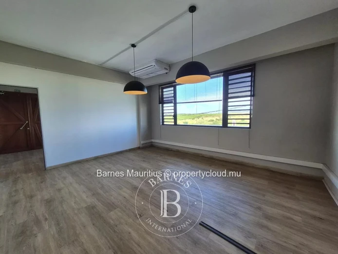 GRAND BAIE - Bright open-plan office - 70 m² - France