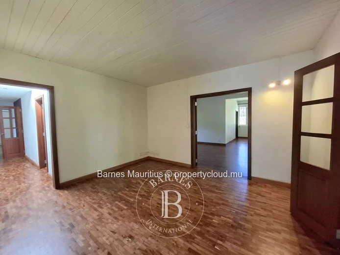 FLOREAL - Versatile Family Home or Office Space with Studio - 420 m²