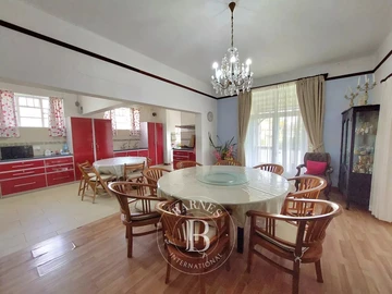 10 Bedroom House