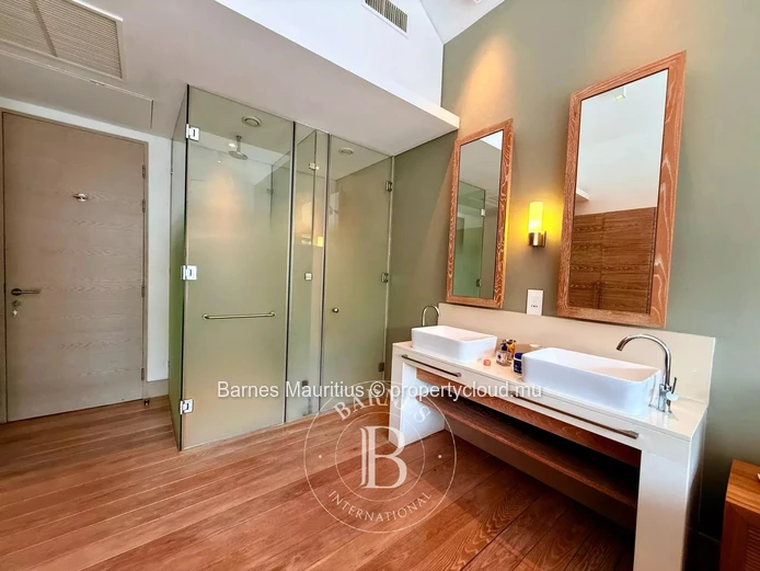 RIVIÈRE NOIRE – Marina duplex with private mooring – 3 bedrooms