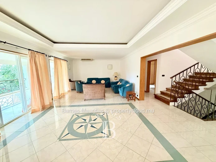 TAMARIN - Spacious Villa To Renovate - 5 Bedrooms