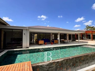 6 Bedroom Villa