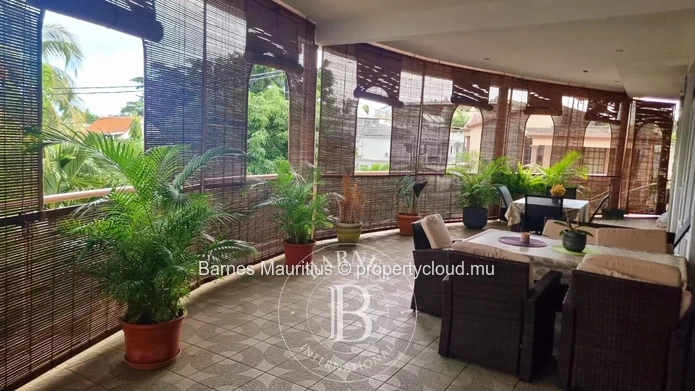 FLIC EN FLAC - Family Home in Two Parts - 7 Bedrooms