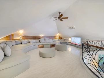8 Bedroom Villa