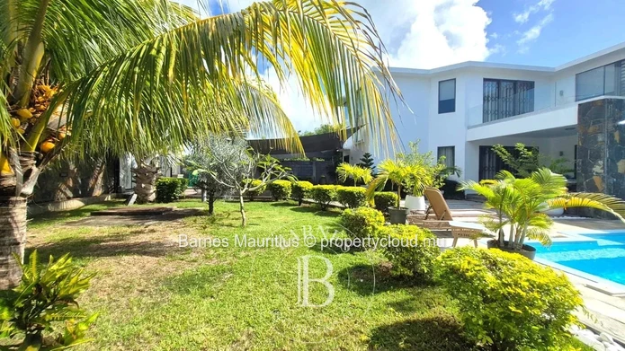 PEREYBERE - Luxury 4-Bedroom Villa with Pool