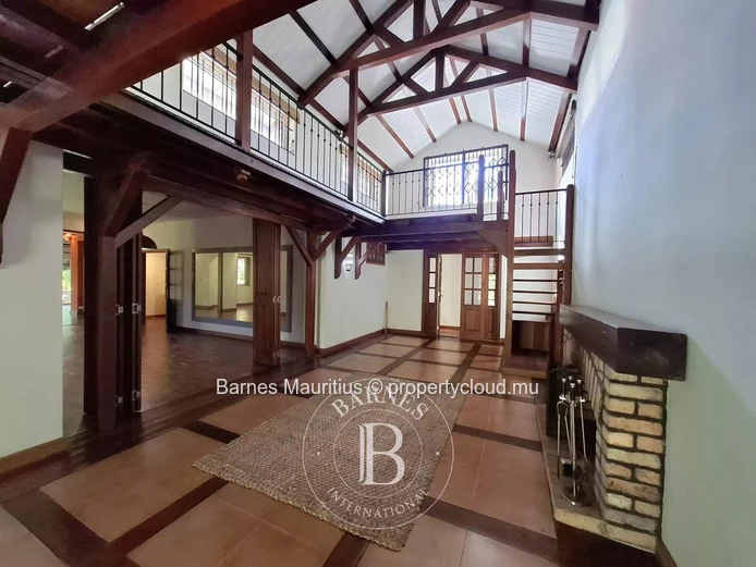 FLOREAL - Versatile Family Home or Office Space with Studio - 420 m²