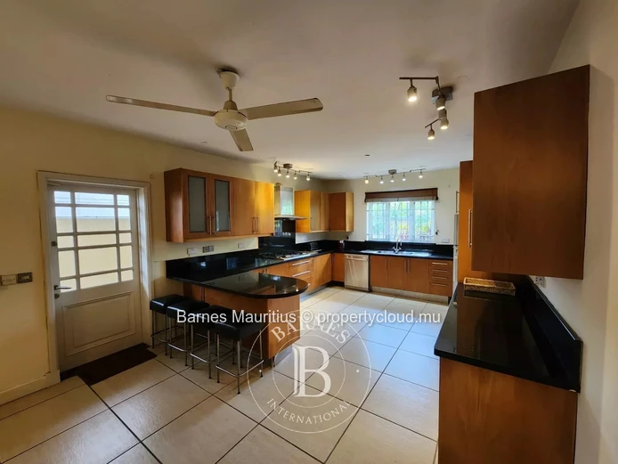 QUATRE BORNES - Maison et bureau jumelés à vendre - 450 m²