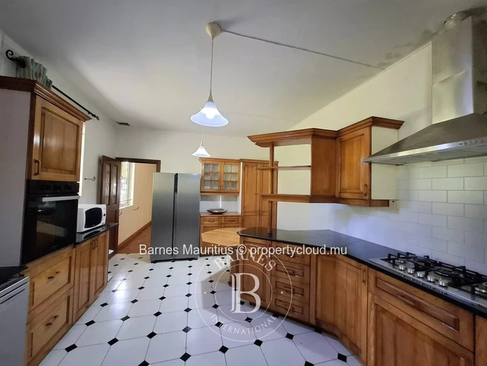 FLOREAL - Versatile Family Home or Office Space with Studio - 420 m²