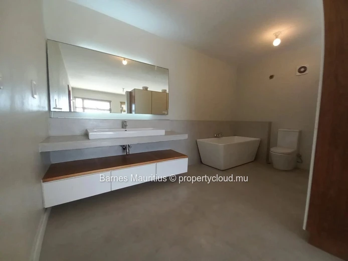 FLOREAL - Conveniently Located 4-Bedroom Apartment with Mountain Views