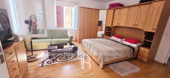 FLIC EN FLAC - Family Home in Two Parts - 7 Bedrooms