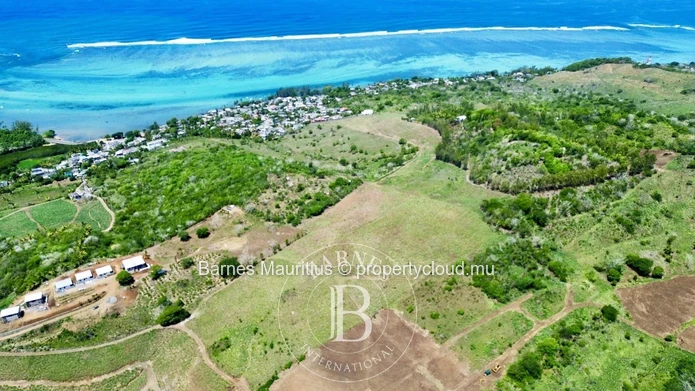 Bel Ombre - Agricultural land with sea and mountain views
