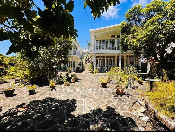 ROCHES NOIRES – Two Villas in the Heart of a Tropical Oasis