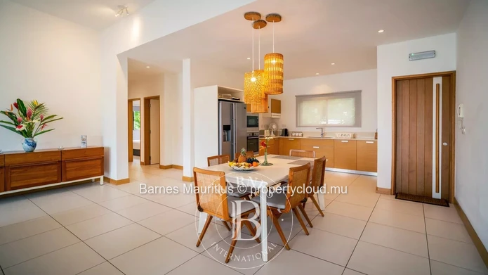 RIVIÈRE NOIRE - Beachfront penthouse with pool - 2 bedrooms