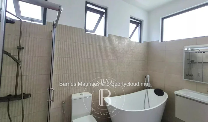 TROU AUX BICHES – Villa contemporaine à étage avec piscine – 3 chambres