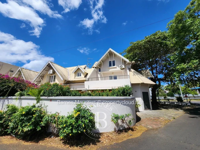 QUATRE BORNES - Maison et bureau jumelés à vendre - 450 m²