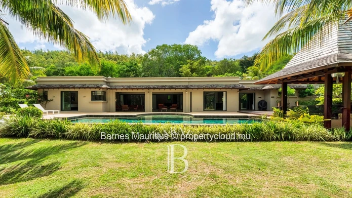 BLACK RIVER – Architect-Designed Villa – 4 Bedrooms