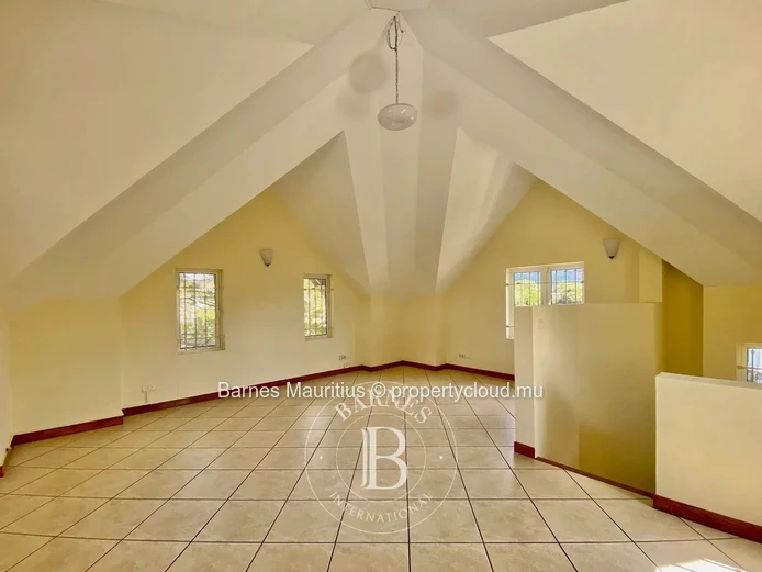 QUATRE BORNES - Maison et bureau jumelés à vendre - 450 m²