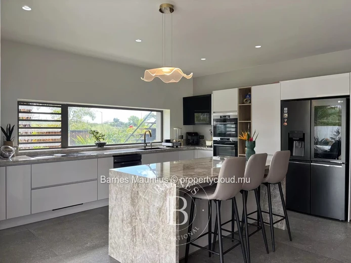 BEAU VALLON – Contemporary home with independent apartment – 5 bedrooms