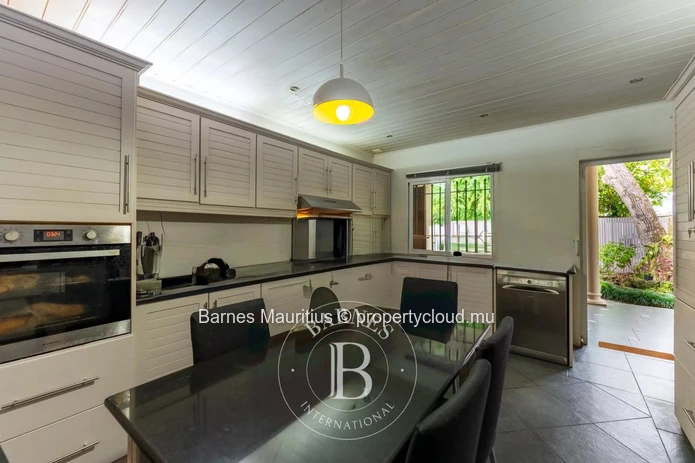 MOKA - Large Family House with Pool for Sale - 6 Bedrooms