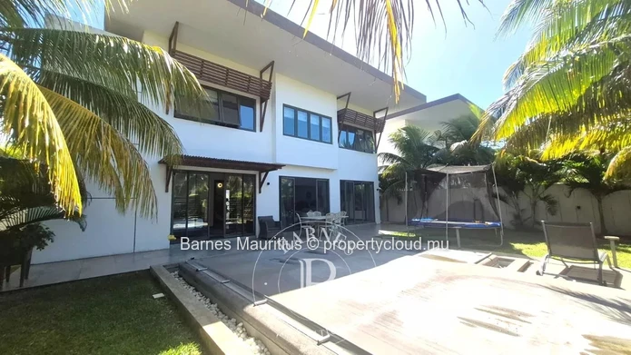 GRAND BAIE - Spacious modern villa with pool - 3 bedroom
