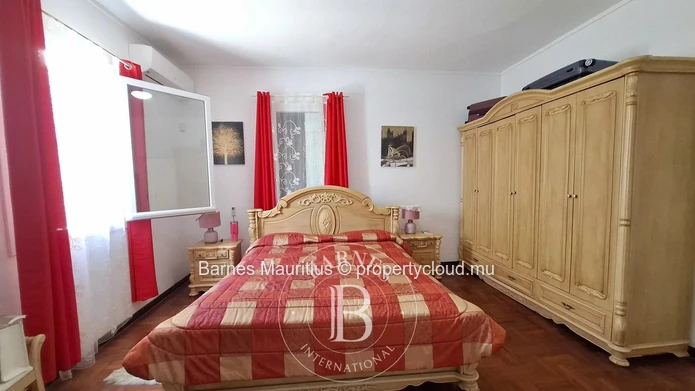 FLIC EN FLAC - Family Home in Two Parts - 7 Bedrooms