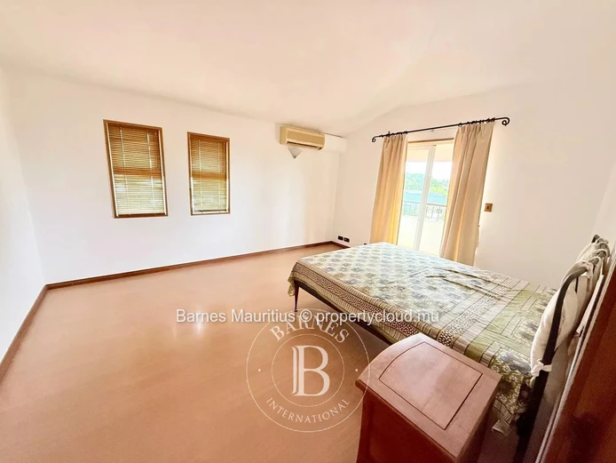 TAMARIN - Spacious Villa To Renovate - 5 Bedrooms