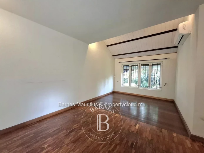 FLOREAL - Versatile Family Home or Office Space with Studio - 420 m²