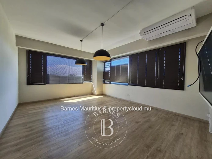 GRAND BAIE - Bright open-plan office - 70 m² - France