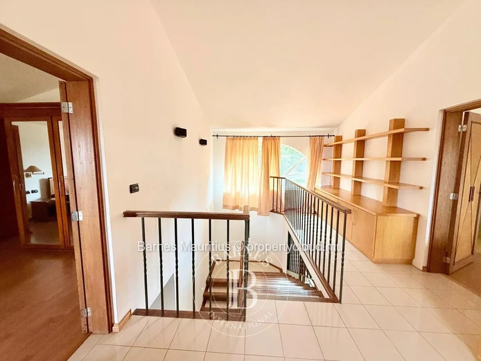 TAMARIN - Spacious Villa To Renovate - 5 Bedrooms