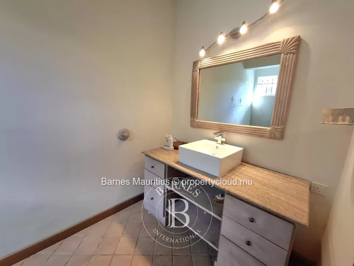 FLOREAL - Versatile Family Home or Office Space with Studio - 420 m²