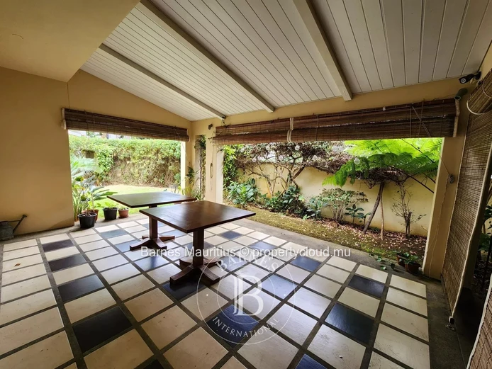 QUATRE BORNES - Maison et bureau jumelés à vendre - 450 m²