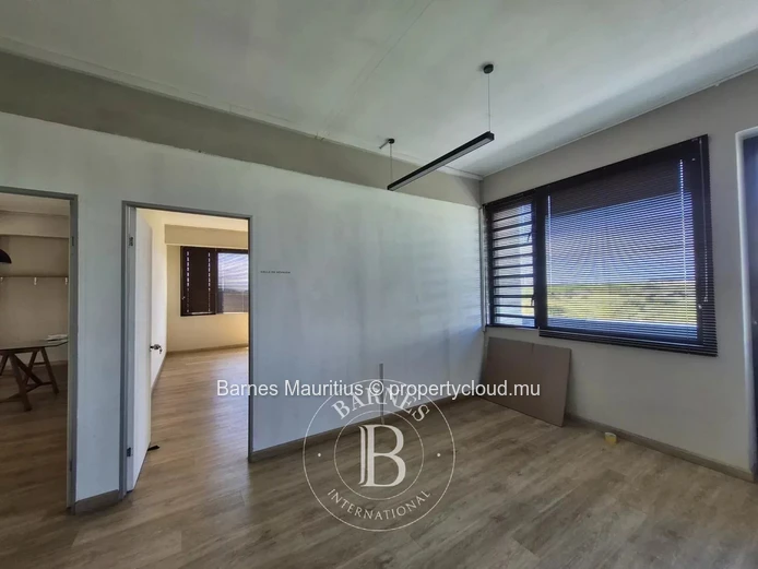 GRAND BAIE - Bright open-plan office - 70 m² - France